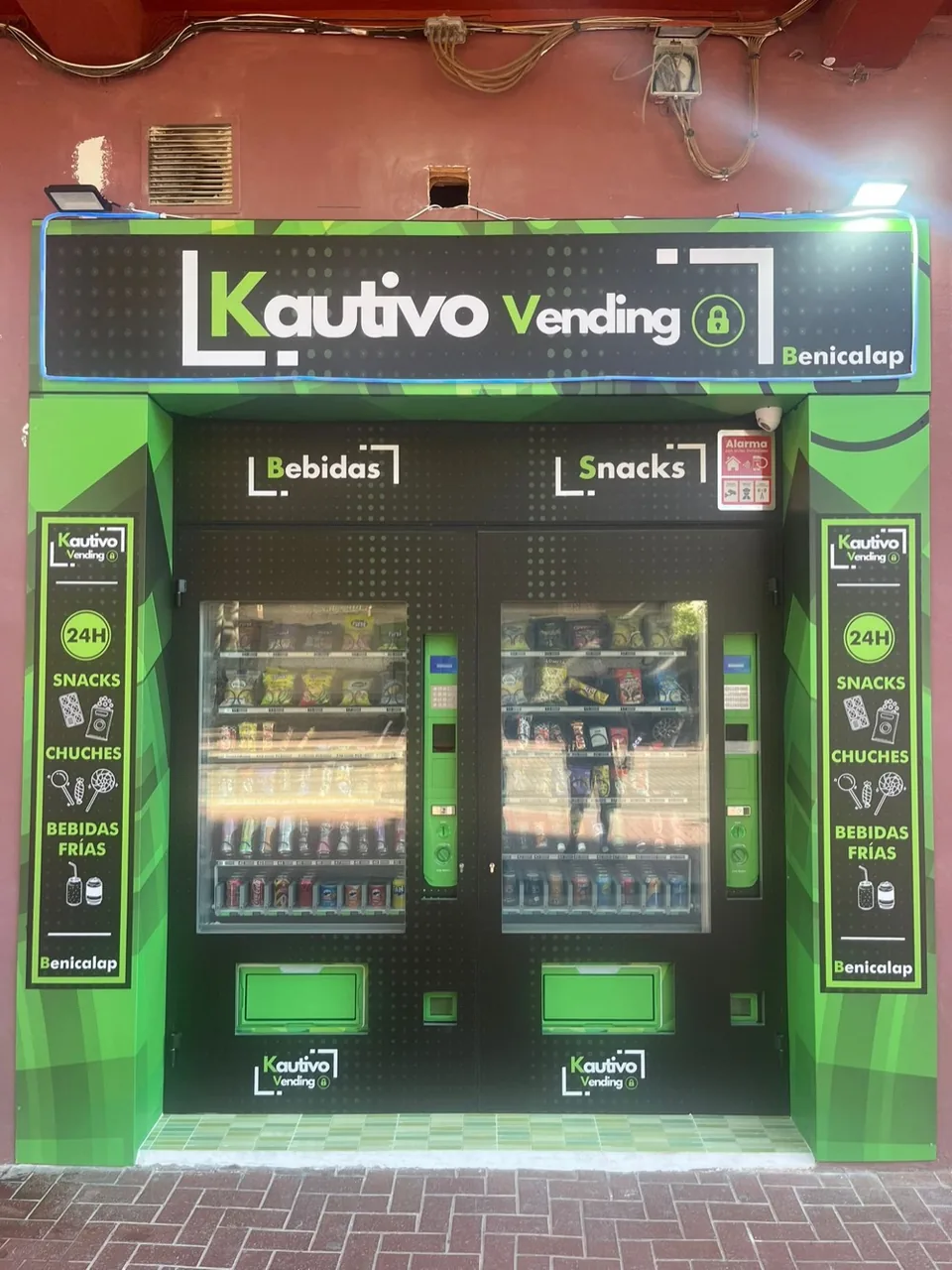 Tienda automática Kautivo Vending con dos máquinas viniladas y rótulo luminoso, instalación real