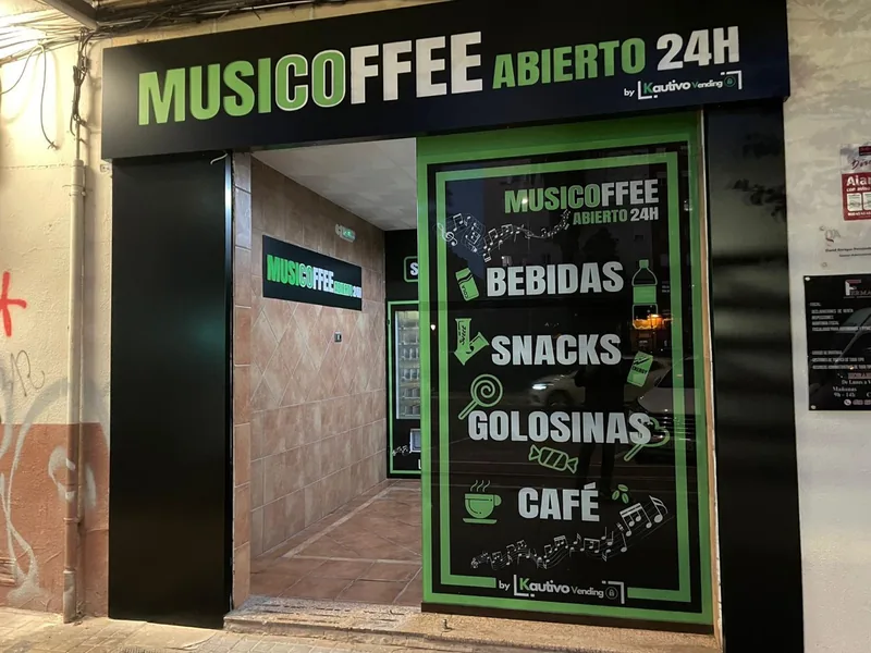 Fachada de la tienda automática MUSICOFFEE abierta 24 h con rótulo personalizado