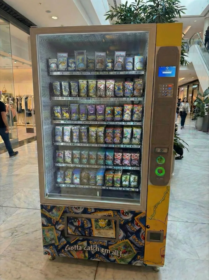 Máquina expendedora grande y configurable con surtido de snacks en un centro comercial