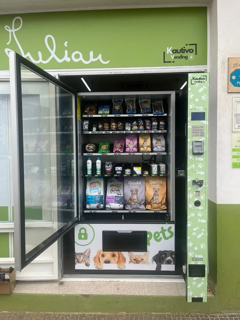 Máquina Kautivo abierta mostrando el surtido de productos para mascotas en un local