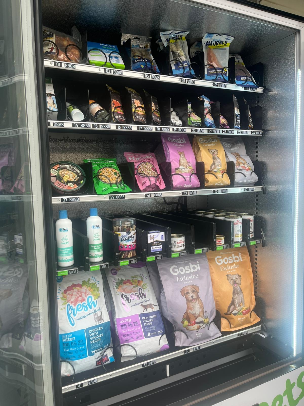 Interior de la máquina de vending para mascotas: pienso, snacks, higiene y complementos
