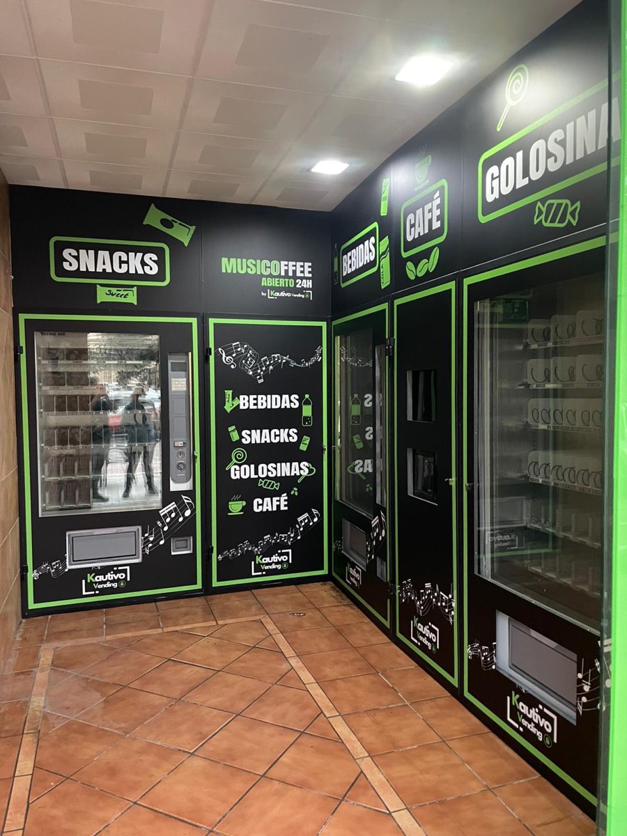 Interior de una tienda automática Kautivo con máquinas de snacks, bebidas, golosinas y café